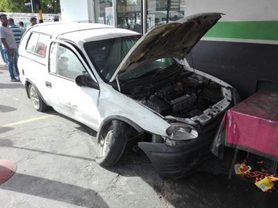 Bakkie ry in roosterkoekstalletjie vas
