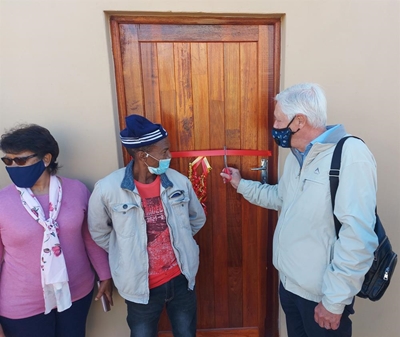Mayor visits new Thembalethu homeowner