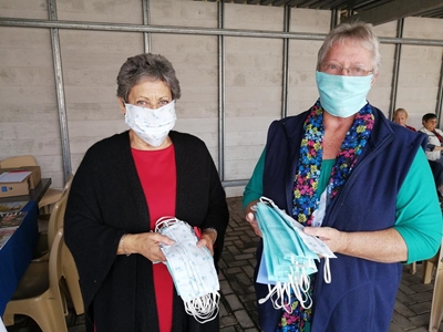 Harmonie se seniors maak maskers vir weggee