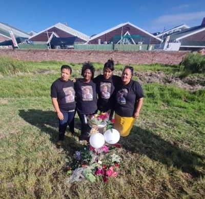 Heidi Hobbs se susters plaas blommekrans waar sy gesterf het
