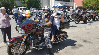 Motorfiets wil sy ry...