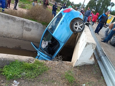 Voertuig beland in kanaal 