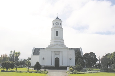 Moederkerk gons oor afdanking van Finkom