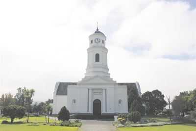 Moederkerk gons oor afdanking van Finkom