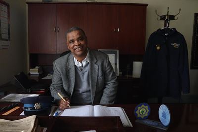 Brig. Nolan Michaels tree af na amper vier dekades