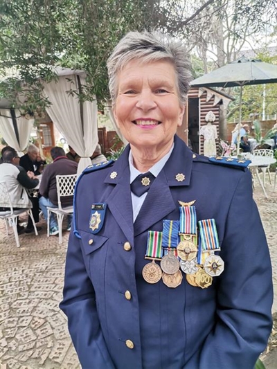 Staatmaker polisievrou tree af na 41 jaar se diens