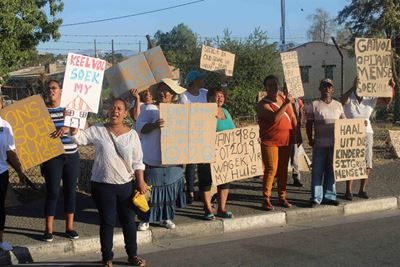 Ontevrede inwoners neem deel aan betoging