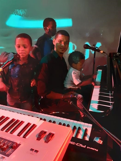 'Back to Broadway' boasts 3 pianists