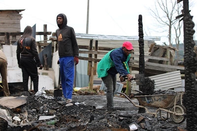 Fire destroys eight homes