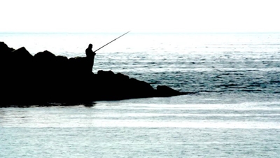 Fishermen saved after falling from rocks