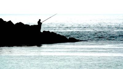 Fishermen saved after falling from rocks