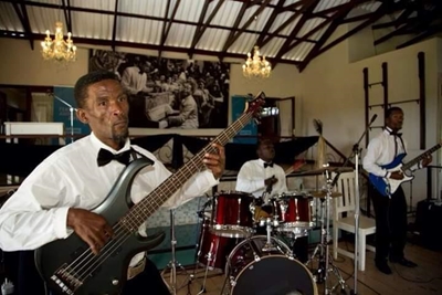 Easter Monday blues with Melody 6 and Sixolo