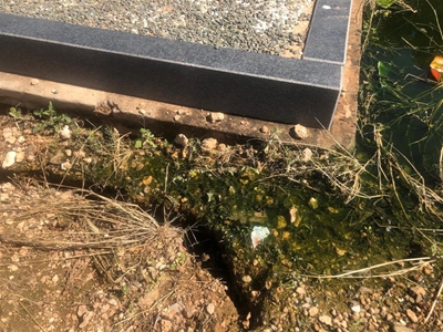 Riool syfer in grafte in by Bergsig begraafplaas in Calitzdorp