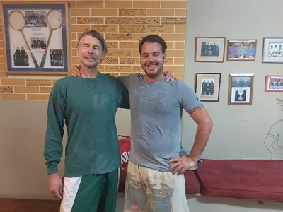 Tossie Steyn maak geskiedenis op muurbalbaan