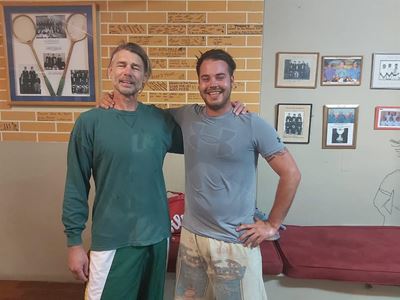 Tossie Steyn maak geskiedenis op muurbalbaan