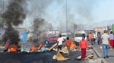 Protesters block main road in Cape Town, demanding electricity