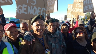 Militêre veterane hou protesoptog oor huise 
