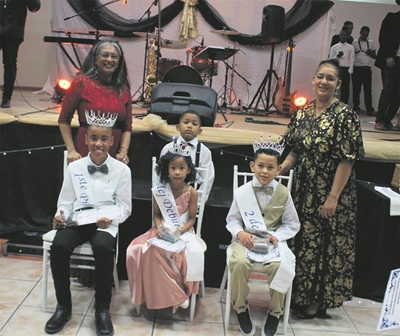 Debutante samel geld in vir kerk