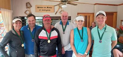 Entoesiastiese tennisspelers kom saam