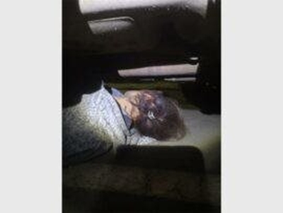 Vrou klou etlike kilometers onder aan bakkie vas in Brakpan