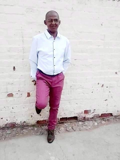 Inwoner in intensiewe sorg na bakkie hom tref