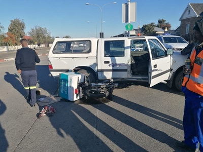 Motorfiets beland onder bakkie