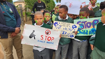 Skool staan op teen kindermishandeling