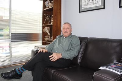 Dr. Willie Cilliers groet George-sakekamer