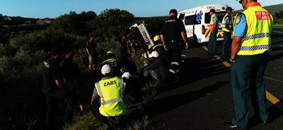 Vyf beseer toe bakkie pad verlaat