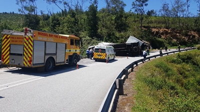 Truck overturns at Ruiterbos