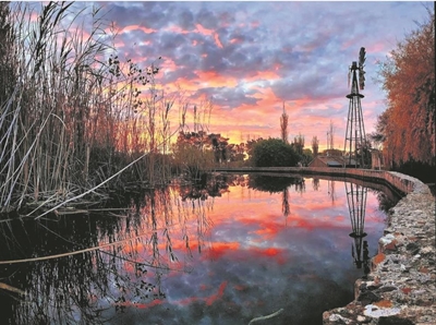 Sonsondergang op 'n plaas in die Karoo