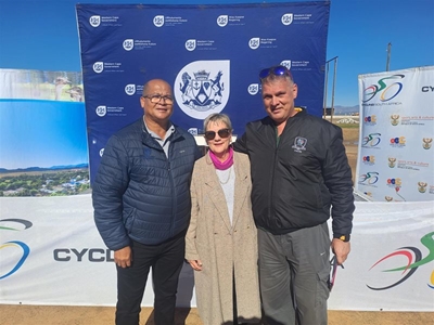 Minister Anroux Marais oorhandig medaljes tydens fietsryfees