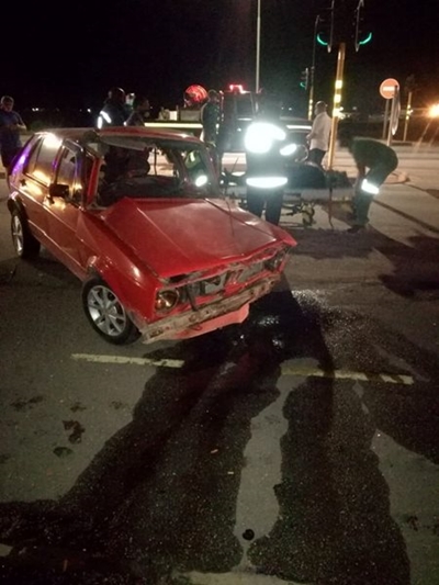 Vrou ernstig beseer na botsing op brug
