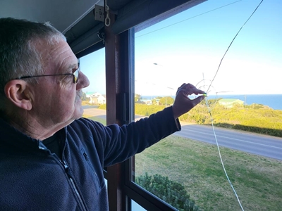Albasters rig groot skade aan