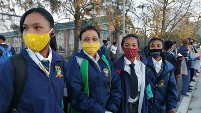 Rye leerders voor toe hekke by hoërskool 