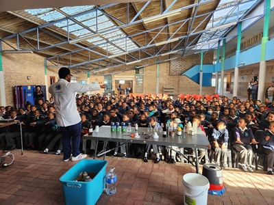 Boeiende wetenskapsweek vir Parkdene Primêr