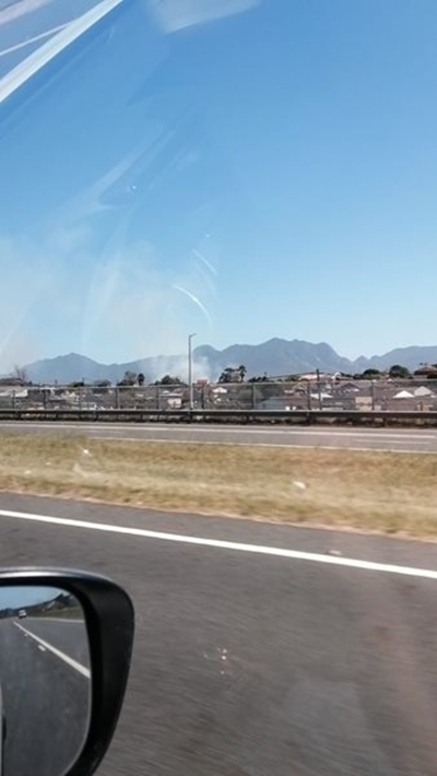 Grasbrand veroorsaak dik rookwolke