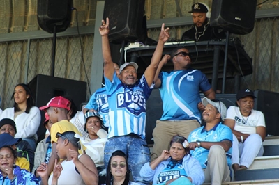 Blues bly op die wenpad