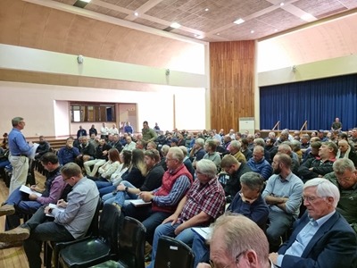 Lede van boubedryf daag in massas op vir vergadering