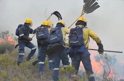 Fire raging in Soetkraal, firemen on scene