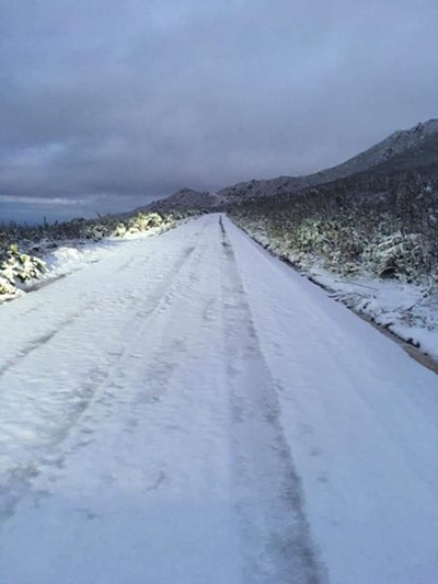 Baba en gestrande gesin van Swartberg-pas gehaal