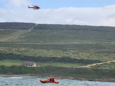 4 dood, een vermis nadat visserboot op rotse loop
