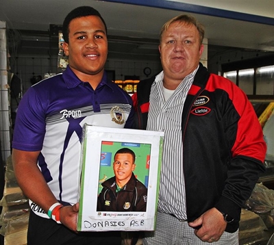 Jong rugby speler soek ondersteuning