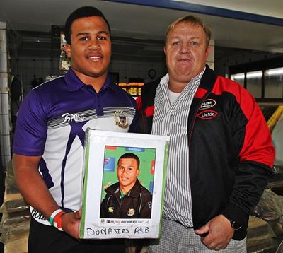 Jong rugby speler soek ondersteuning