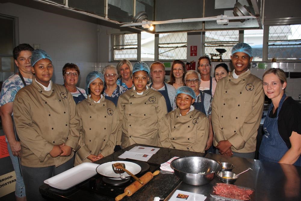 Vaardigheidskool bied publieke kooklesse aan Oudtshoorn Courant