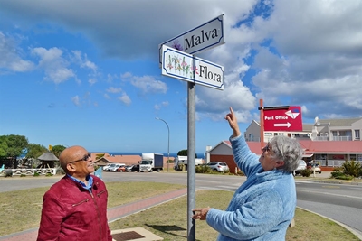Straatnaamborde pronk in Danabaai