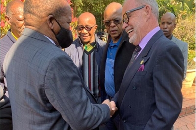 ‘Apologise!’: Niehaus and Magashule demand apology for handshake saga