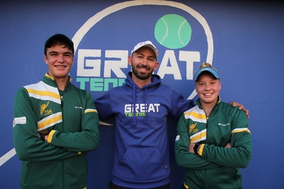 Twee juniors sprankel op tennisbaan