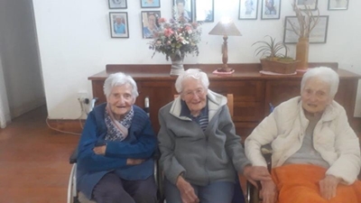 Drie van tehuis vier 100ste