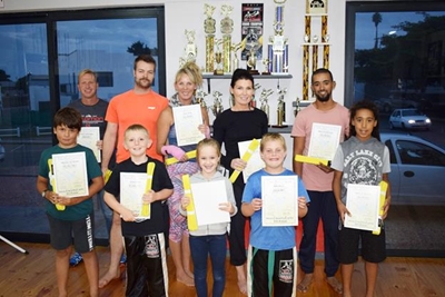 Studente gradeer vir geel belt